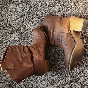 Jason Aldean signed boots